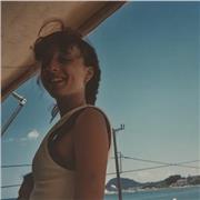 studentessa del primo anno di filosofia impartisce lezioni di latino per studenti del liceo scientifico e linguistico